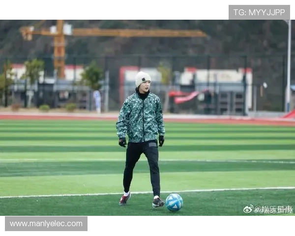 鹿晗携手足球明星展现运动魅力引领年轻潮流新风尚