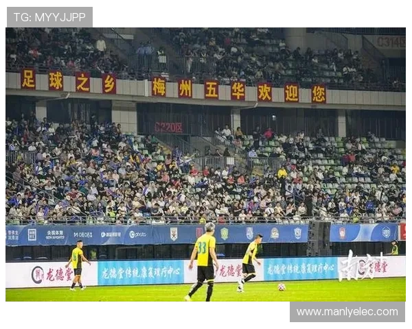 足球明星走进居民家中分享生活点滴与足球梦想的故事